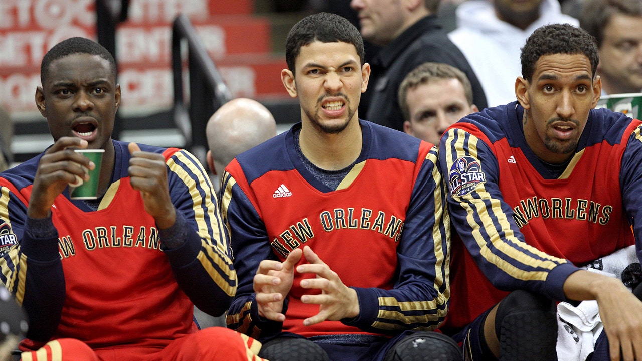 Love carries Wolves past Pelicans